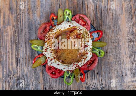 Klassischer Hummus mit Petersilie auf dem Teller und Pita-Brot. Hummus Chickpea. Schüssel mit arabischem oder libanesischem vegetarischem Hummus. Stockfoto
