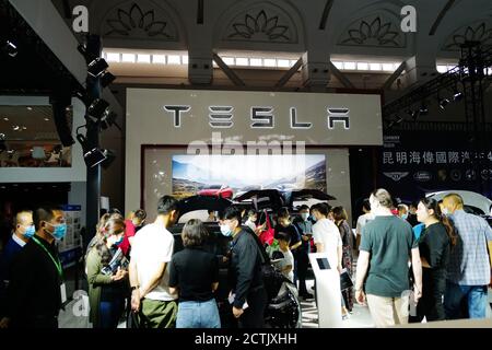 Besucher strömen zum Stand von Tesla, einem amerikanischen Unternehmen für Elektrofahrzeuge und saubere Energie, das sich auf die Herstellung von Elektrofahrzeugen und Batterien spezialisiert hat Stockfoto