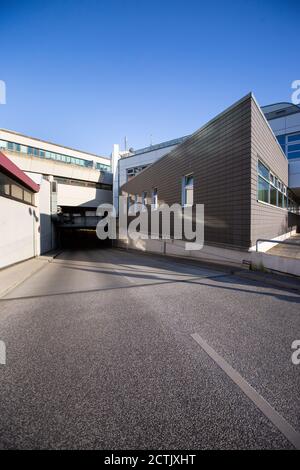 Deutschland, Berlin, leere Asphaltstraße des Flughafens Berlin-Tegel während der COVID-19-Sperre Stockfoto