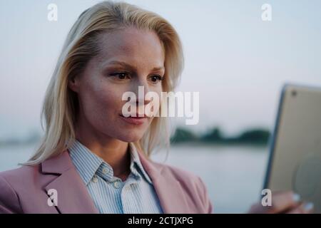 Nahaufnahme von weiblichen Profis mit digitalem Tablet während des Sonnenuntergangs Stockfoto