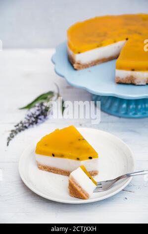 Ein Stück Layered Tart mit Kruste, Kokosmilch, Pudding und Passionsfrucht Stockfoto