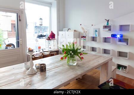 Blumenvase auf Holztisch und Videoprojektor Stockfoto