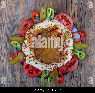 Klassischer Hummus mit Petersilie auf dem Teller und Pita-Brot. Hummus Chickpea. Schüssel mit arabischem oder libanesischem vegetarischem Hummus. Stockfoto