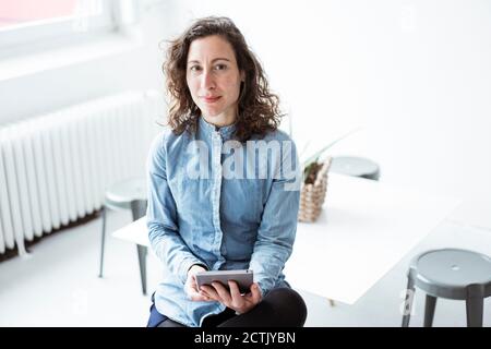 Geschäftsfrau mit digital-Tablette Stockfoto