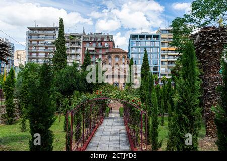 Griechenland, Zentralmakedonien, Thessaloniki, Fußweg durch den Garten der Kirche Panagia Chalkeon Stockfoto