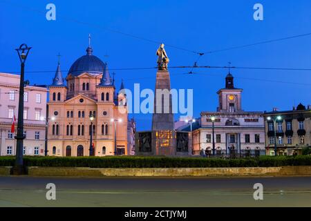 Polen, Lodz, Stromleitungen über Freiheitsplatz mit Kirche von Pfingsten des Heiligen Geistes, Kosciuszko Denkmal und Rathaus im Hintergrund Stockfoto