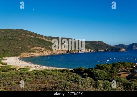 Frankreich, Corse-du-Sud, Piana, landschaftlich schöner Blick auf den Arone Beach im Sommer Stockfoto