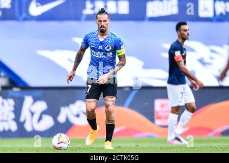 Der slowakische Fußballspieler Marek Hamsik von Dalian Professional F.C., links, hält den Ball während des fünften Spieles der Chinesischen Super League (CSL) 2020. Stockfoto