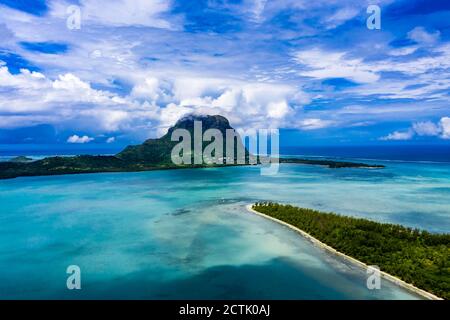 Mauritius, Black River, Tamarin, Hubschrauberblick über den Indischen Ozean und den Berg Le Morne Brabant Stockfoto