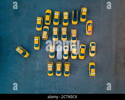 Luftaufnahme der gelben Autos auf dem Parkplatz geparkt Stockfoto