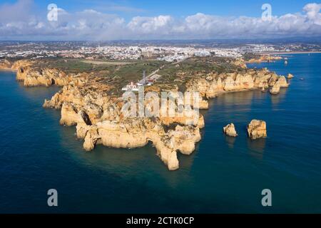 Portugal, Algarve, Lagos, Drone Blick auf Ponta da Piedade Landzunge und Farol da Ponta Leuchtturm Stockfoto