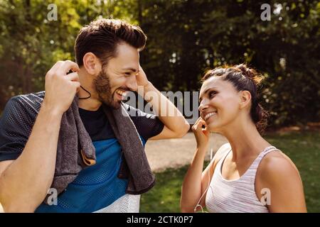 Sportliche Männer und Frauen im Park Stockfoto