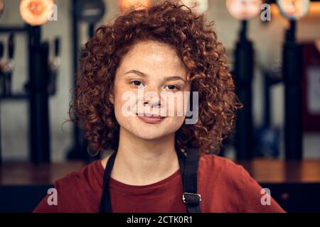 Porträt einer selbstbewussten Frau in einer Kneipe Stockfoto