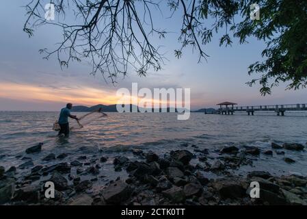 Batu Kawan, Penang/Malaysia - Mär 06 2017: Fischernetz am Abend. Stockfoto