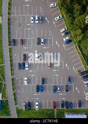 Luftaufnahme der Autos auf dem Parkplatz im Freien geparkt Stockfoto