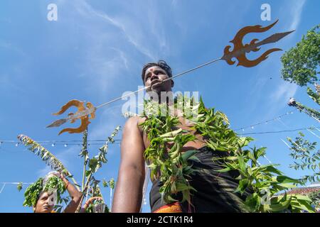 Bukit Mertajam, Penang/Malaysia - Apr 09 2017: Ein indischer Anhänger, der an der Vel Kavadi Prozession teilnimmt. Stockfoto