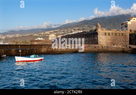 Spanien, Kanarische Inseln, Puerto de la Cruz, Boot schwimmend vor Bateria de Santa Barbara Fort Stockfoto