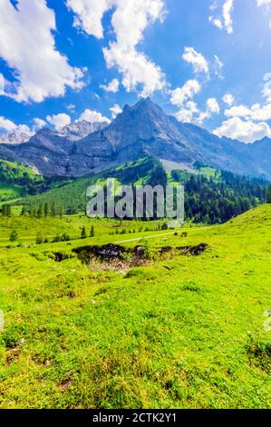 Österreich, Tirol, Vomp, landschaftlich reizvoller Blick auf das grüne Unterinntal im Sommer Stockfoto