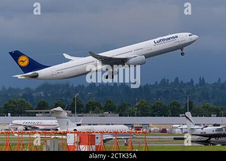 Lufthansa Flugzeug Airbus A330-300 nach dem Start vom Vancouver International Airport. Stockfoto