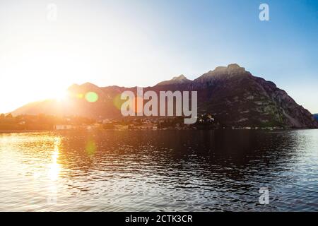 Landschaftlich schöner Blick auf den Comer See gegen den Himmel während des Sonnenuntergangs Stockfoto