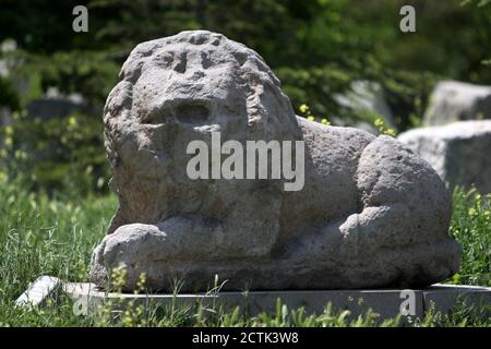 ANKARA, TÜRKEI - 19. MAI 2009 : EINE Löwenstatue, die in der antiken römischen Baderuine in Ankara in der Türkei sitzt. Die Bäder stammen aus der Herrschaft von Roman Empero Stockfoto