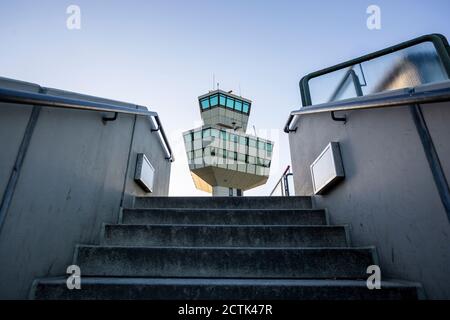 Deutschland, Berlin, Schritte vor dem Flugsicherungsturm des Flughafens Berlin-Tegel Stockfoto