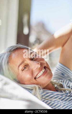 Nahaufnahme einer glücklichen Frau, die sich mit den Händen hinter der Hand entspannt Wohnzimmer Stockfoto