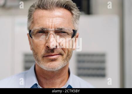 Nahaufnahme eines selbstbewussten männlichen Profis mit Schutzbrille Stockfoto