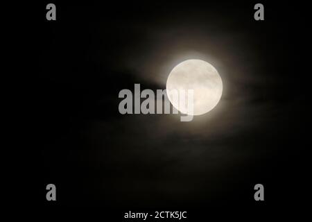 Vollmond, der gegen den Nachthimmel glüht Stockfoto