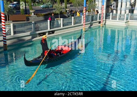Gondel auf dem Canale Grande des Venetian Resort am Las Vegas Strip in Las Vegas, Nevada, USA. Der venezianische Resortkomplex ist das zweitgrößte Hotel Stockfoto