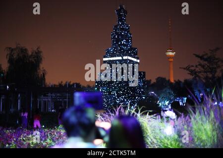 Das Beijing International Light Festival 2020 ist ein gemeinsam lebendes Licht im Freien Immersive Experience Ausstellung eröffnet am Donnerstag in Peking Yuyuantan Pa Stockfoto