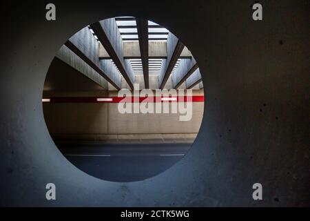 Deutschland, Berlin, Asphaltstraße am Flughafen Berlin-Tegel von innen gesehen von einem Rundtunnel Stockfoto