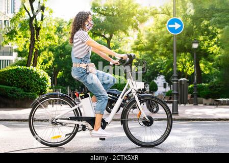 Frau, die während der COVID-19 auf dem Fahrrad unterwegs ist Stockfoto