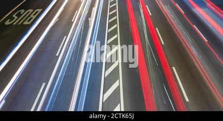 Fahrzeug-Licht-Trails auf Bundesautobahn Stockfoto