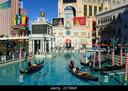 Gondel auf dem Canale Grande des Venetian Resort am Las Vegas Strip in Las Vegas, Nevada, USA. Der venezianische Resortkomplex ist das zweitgrößte Hotel Stockfoto