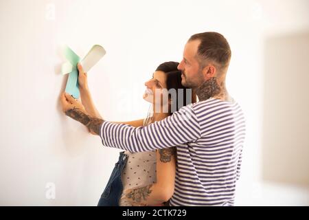 Paar Wahl durch Farbfelder von Wand in neuen Haus Stockfoto