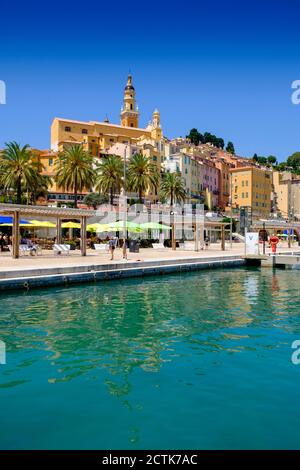 Frankreich, Provence-Alpes-Cote dAzur, Menton, Küstenpromenade mit Basilika Saint-Michel-Archange im Hintergrund Stockfoto