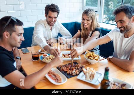 Freunde, die Mahlzeit im restaurant Stockfoto