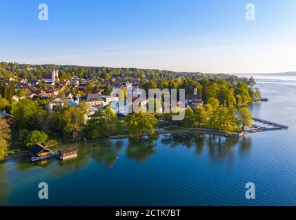 Deutschland, Bayern, Tutzing, Drohne Blick auf die Stadt am Starnberger See im Frühling Stockfoto