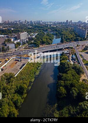 Russland, Moskau Oblast, Moskau, Luftansicht der Brücke über Moskwa Fluss und die umliegende Stadt Stockfoto