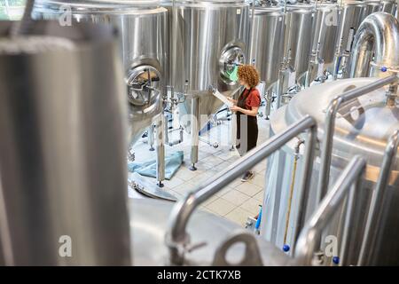 Frau, die in der handwerklichen Brauerei arbeitet Stockfoto