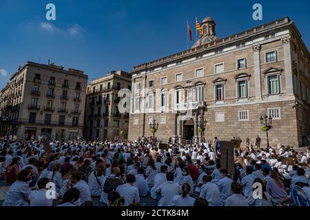 Interim Resident Doctors (mir) versammeln sich während der Demonstration am Plaza de Sant Jaume Hauptquartier der autonomen katalanischen Regierung.Dritter Tag des Streiks der Internal Resident Doctors (mir) von Katalonien, um bessere Gehälter und kürzere Arbeitszeiten zu erreichen. Der Protest fand vor dem Palast der Generalitat von Katalonien statt, Sitz der autonomen Regierung, die über Verwaltungsbefugnisse in Gesundheitsfragen verfügt. Stockfoto