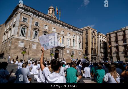 Interim Resident Doctors (mir) versammeln sich während der Demonstration am Plaza de Sant Jaume Hauptquartier der autonomen katalanischen Regierung.Dritter Tag des Streiks der Internal Resident Doctors (mir) von Katalonien, um bessere Gehälter und kürzere Arbeitszeiten zu erreichen. Der Protest fand vor dem Palast der Generalitat von Katalonien statt, Sitz der autonomen Regierung, die über Verwaltungsbefugnisse in Gesundheitsfragen verfügt. Stockfoto