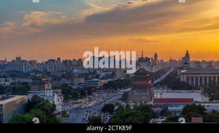 Blick auf den Sonnenuntergang in der Qianmen Straße in Peking, China, 24. August 2020. Stockfoto