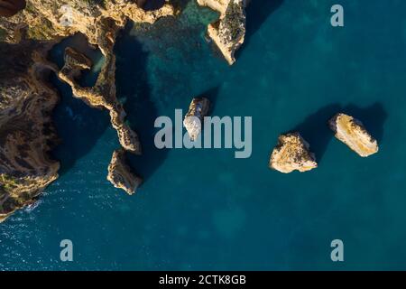 Portugal, Algarve, Lagos, Drohne Blick auf die Klippen der Ponta da Piedade Landzunge Stockfoto