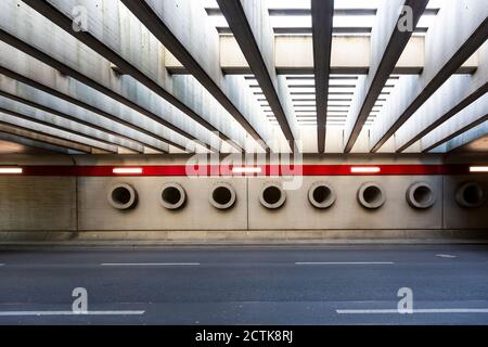 Deutschland, Berlin, Asphaltstraße am Flughafen Berlin-Tegel Stockfoto