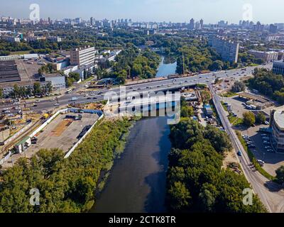 Russland, Moskau Oblast, Moskau, Luftansicht der Brücke über Moskwa Fluss und die umliegende Stadt Stockfoto