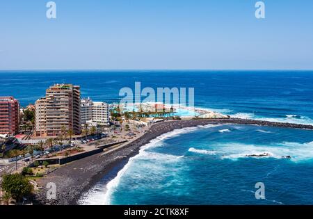 Spanien, Kanarische Inseln, Puerto de la Cruz, Playa Martianez mit Lago Martianez im Hintergrund Stockfoto