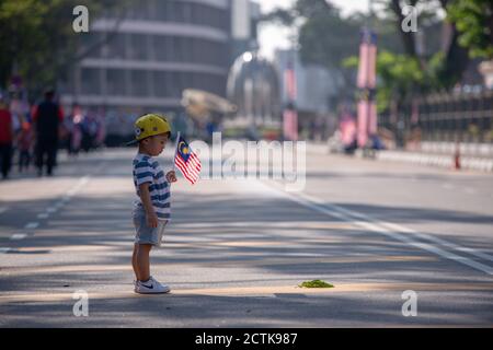 George Town, Penang/Malaysia - Aug 31 2017: Ein Kind hält die Malaysia-Flagge. Stockfoto