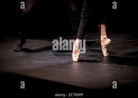 Nahaufnahme der Tänzer tanzen en pointe auf der schwarzen Bühne Stockfoto